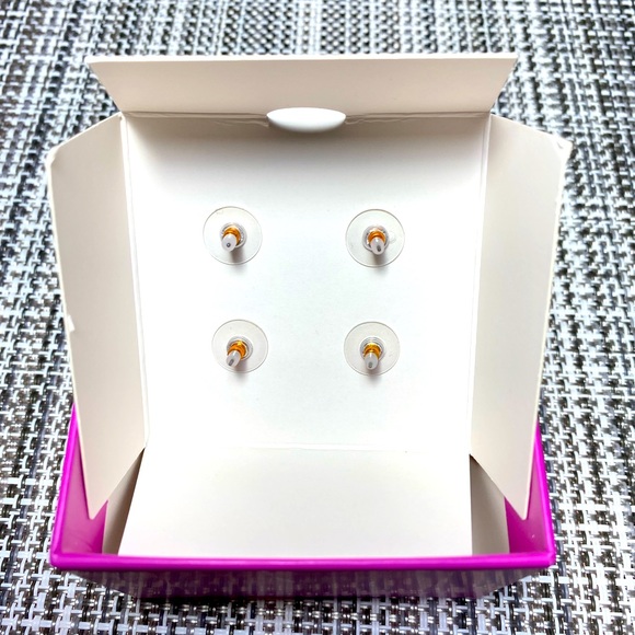 BRAND NEW Betsey Johnson 2 pairs of gold toned stud earrings ❤️ - Picture 8 of 8